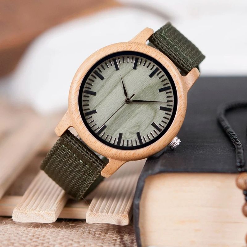 Herren Holzuhr aus Bambus mit Stoffarmband – Waldpfad Herren Holzuhr aus Bambus mit Stoffarmband – Waldpfad