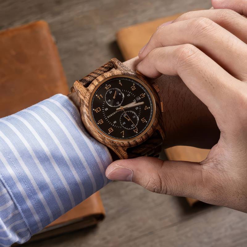 Herren Holzuhr Chronograph aus Zebranoholz – Dunkelwald Herren Holzuhr Chronograph aus Zebranoholz – Dunkelwald – Bild 3