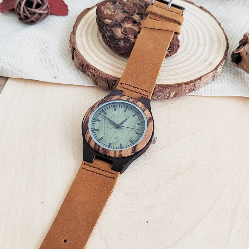 Holzuhr Unisex mit Lederarmband – Waldgrün Holzuhr Unisex mit Lederarmband – Waldgrün